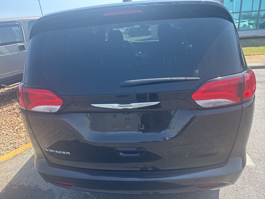 Used 2023 Chrysler Voyager LX image 3