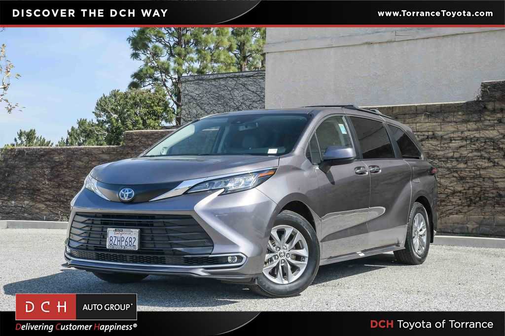 Used 2022 Toyota Sienna XLE w/ XLE Plus Package image 1