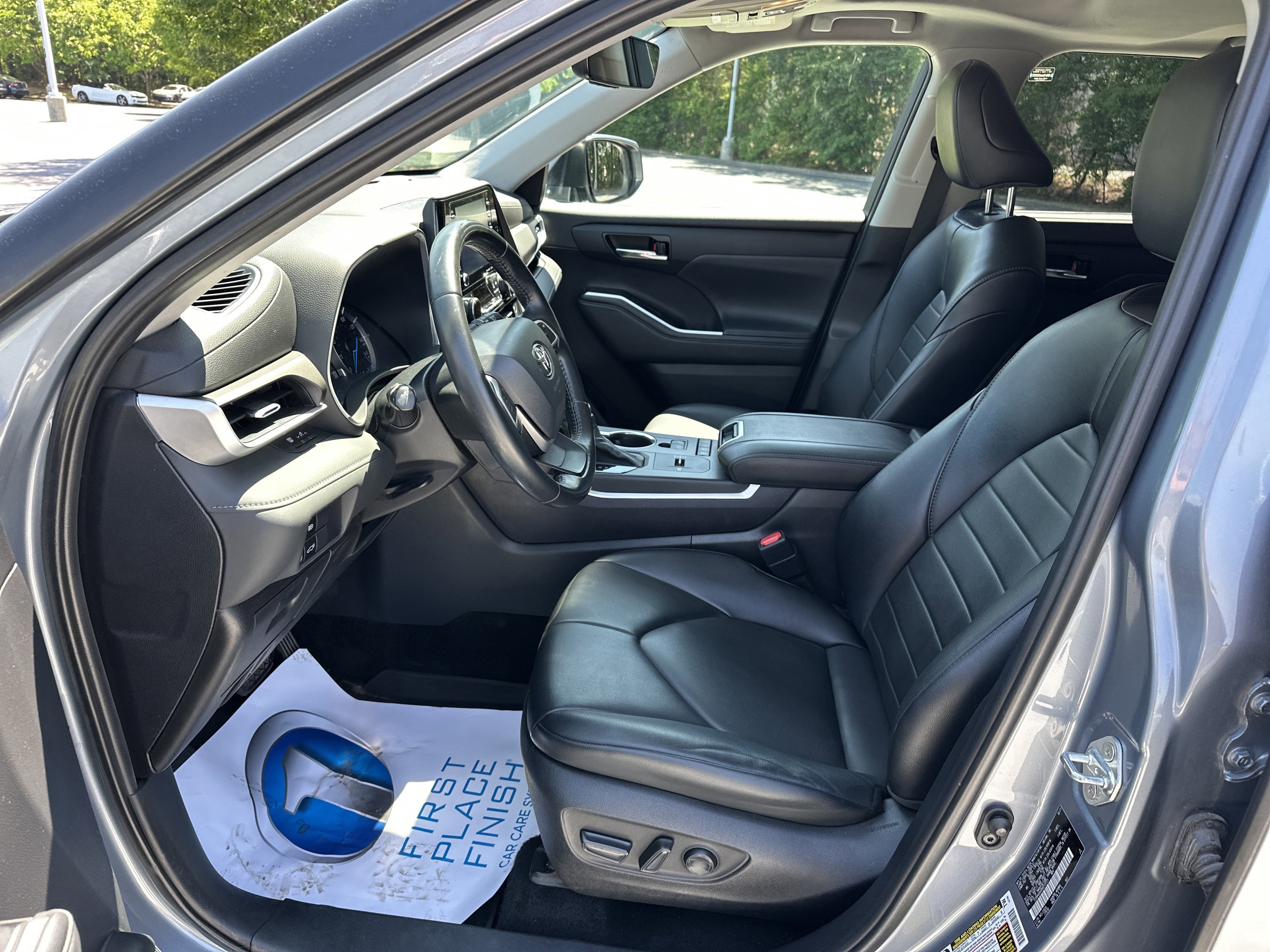 Used 2022 Toyota Highlander XLE FWD image 16