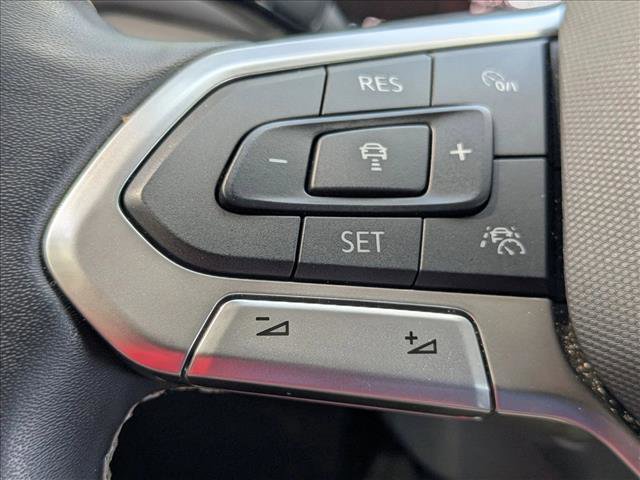 Used 2025 Volkswagen Taos SE w/ Panoramic Sunroof Package FWD image 10
