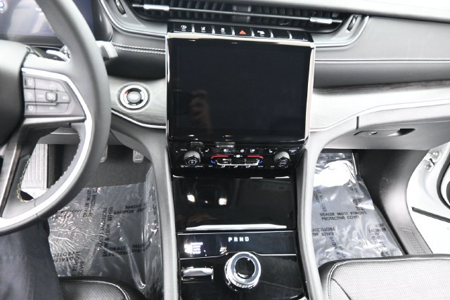 Used 2023 Jeep Grand Cherokee Limited w/ Luxury Tech Group II AWD/4WD image 12