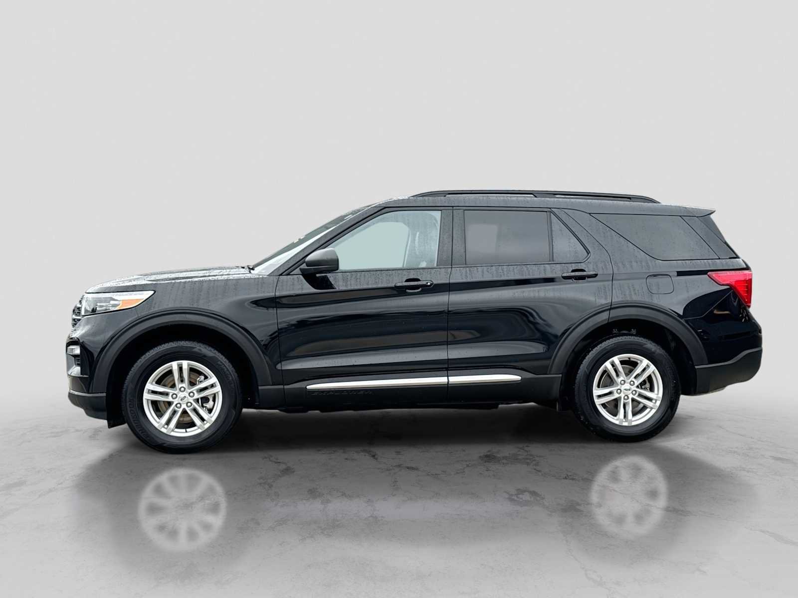 Used 2023 Ford Explorer XLT w/ Equipment Group 202A AWD/4WD image 3