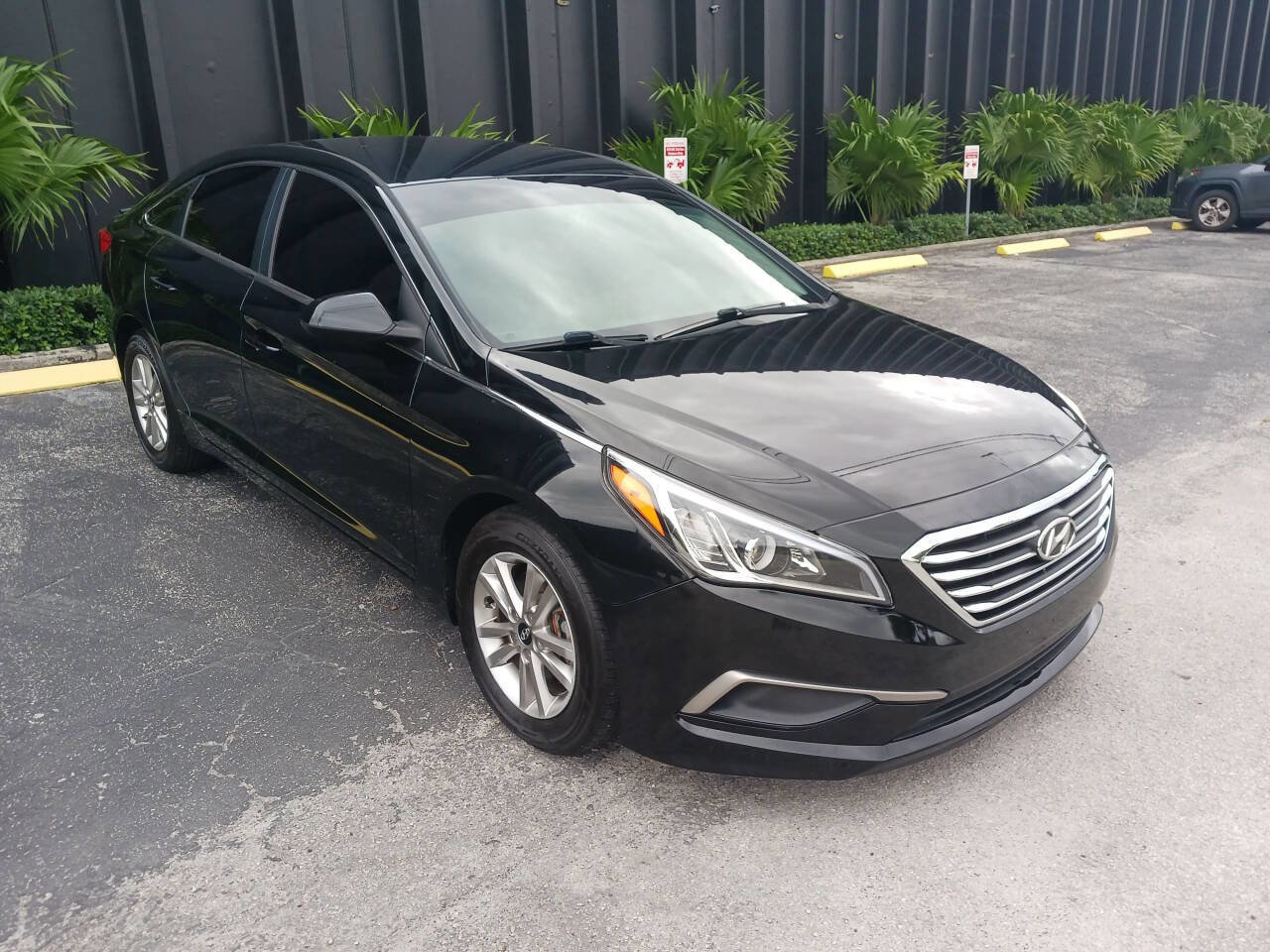 Used 2016 Hyundai Sonata SE FWD image 2