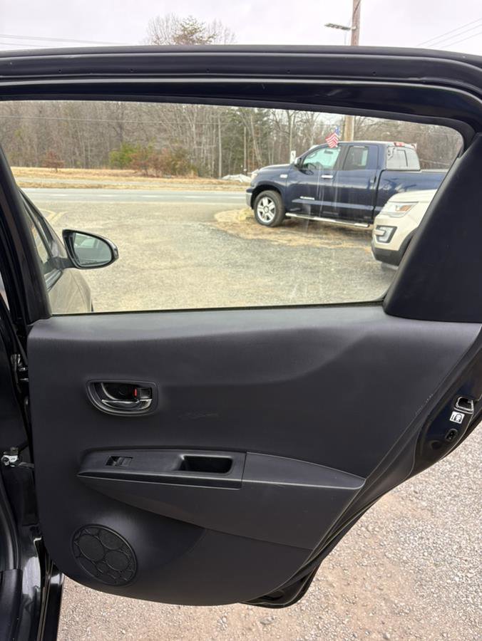 Used 2012 Toyota Yaris SE image 19
