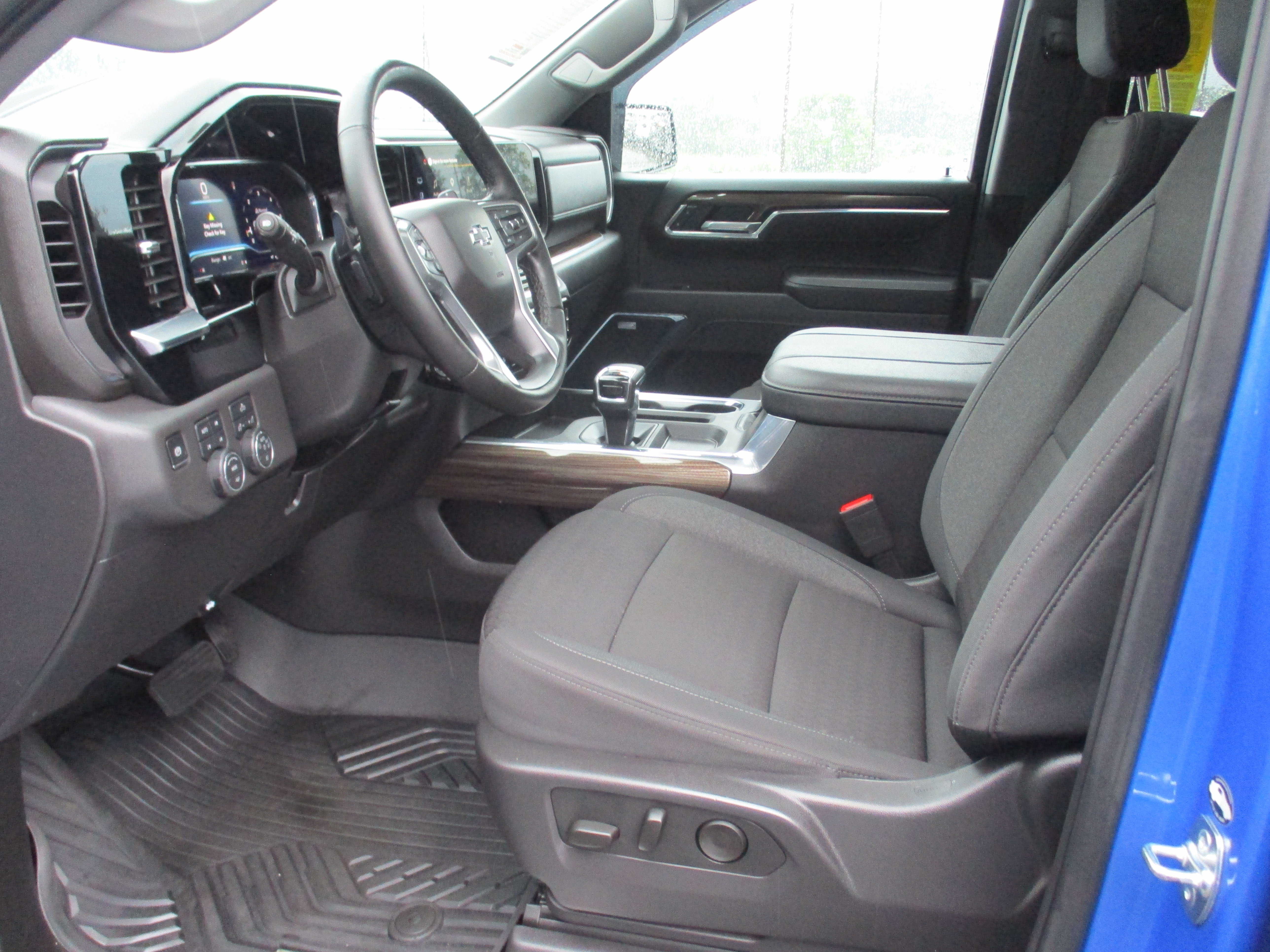 Used 2025 Chevrolet Silverado 1500 LT Trail Boss w/ Convenience Package II AWD/4WD image 11