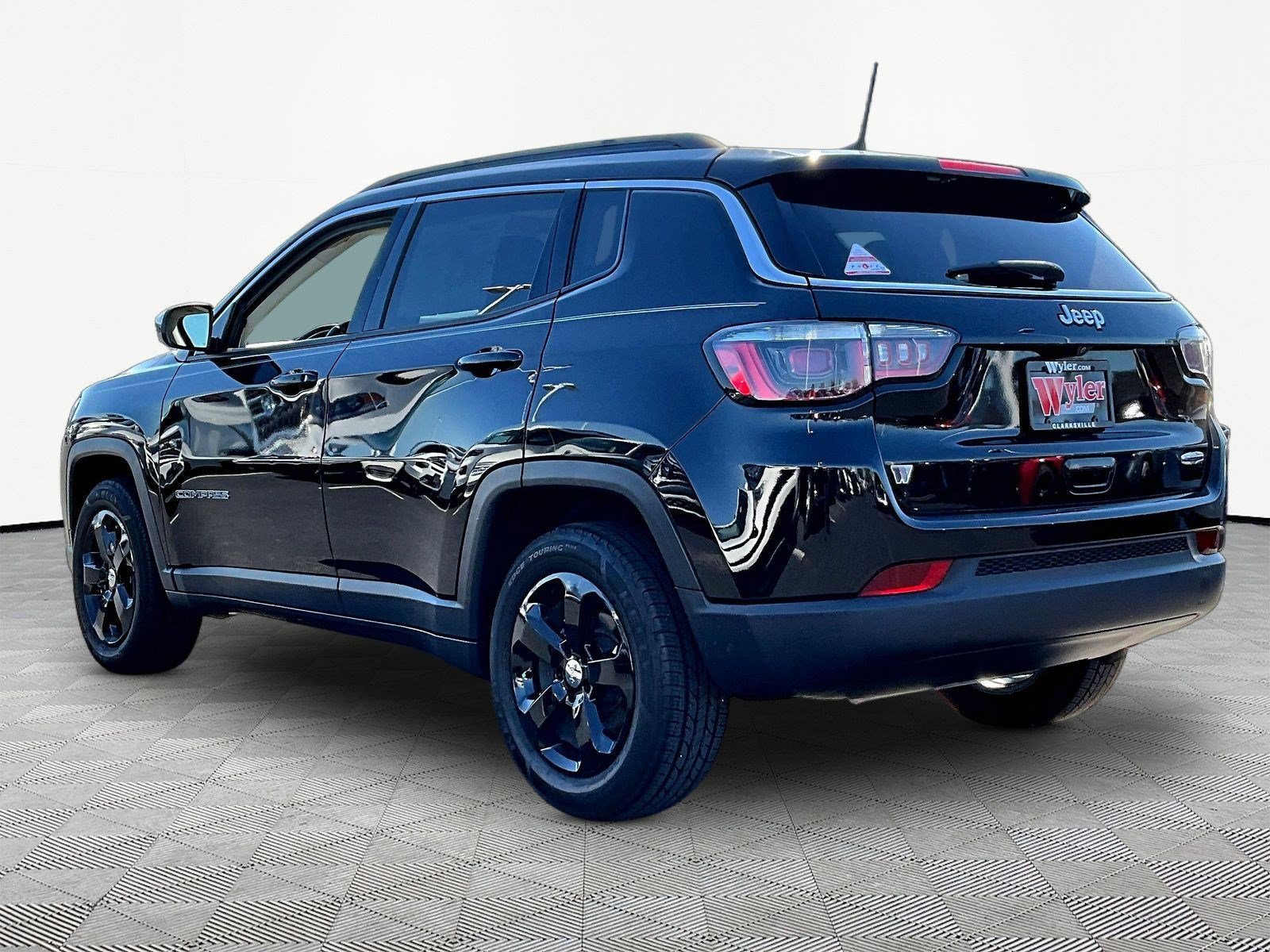 Used 2018 Jeep Compass Latitude w/ Popular Equipment Group FWD image 4