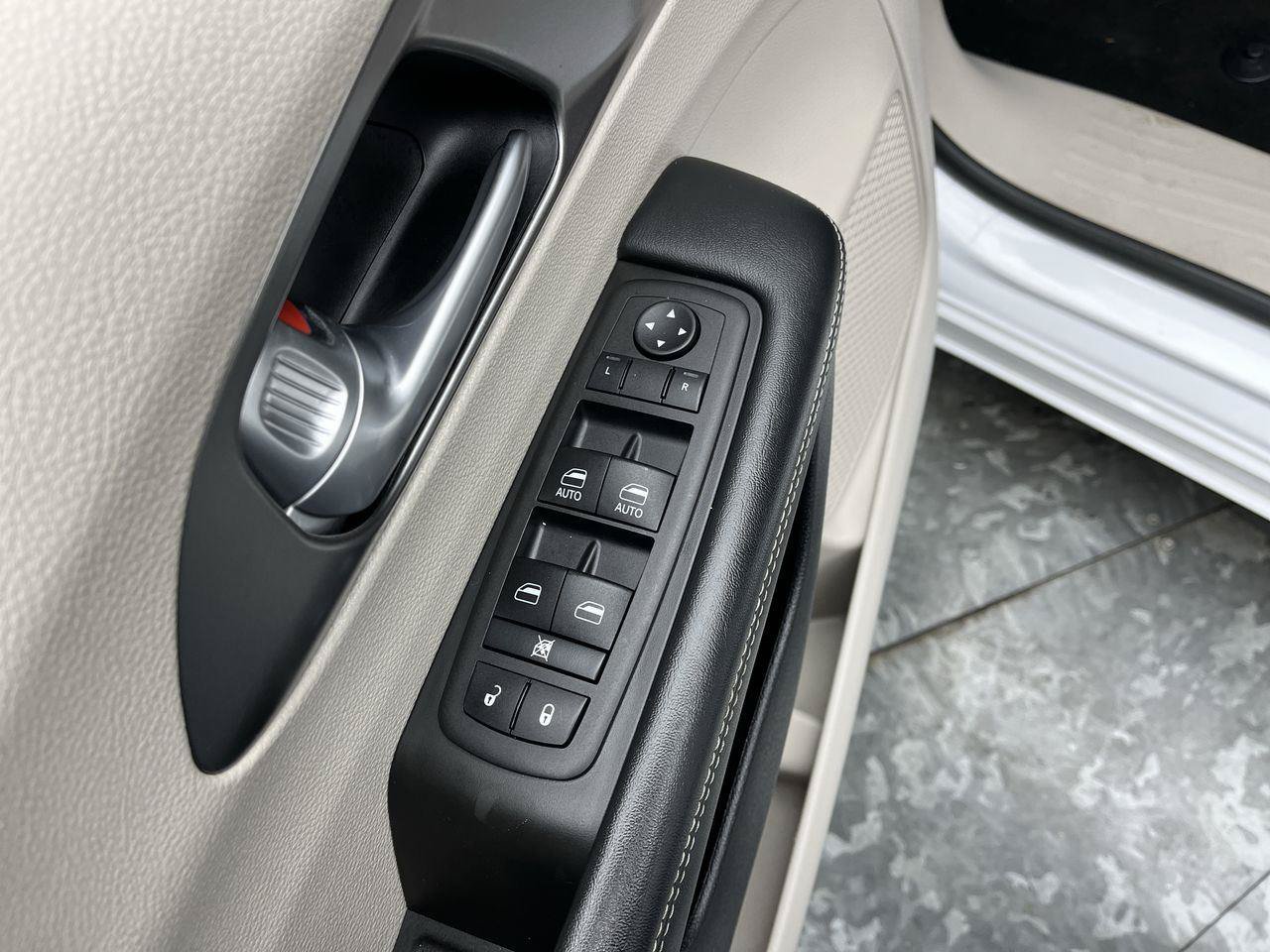 Used 2024 Chrysler Pacifica Touring-L FWD image 7