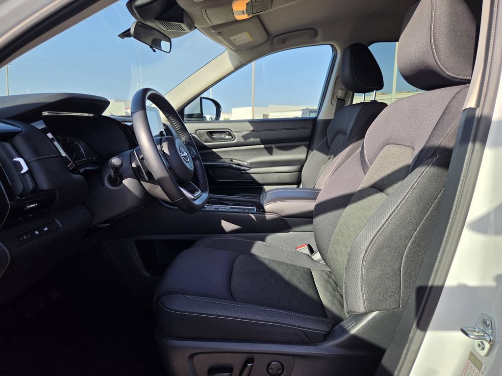 Used 2025 Nissan Pathfinder SV FWD image 26