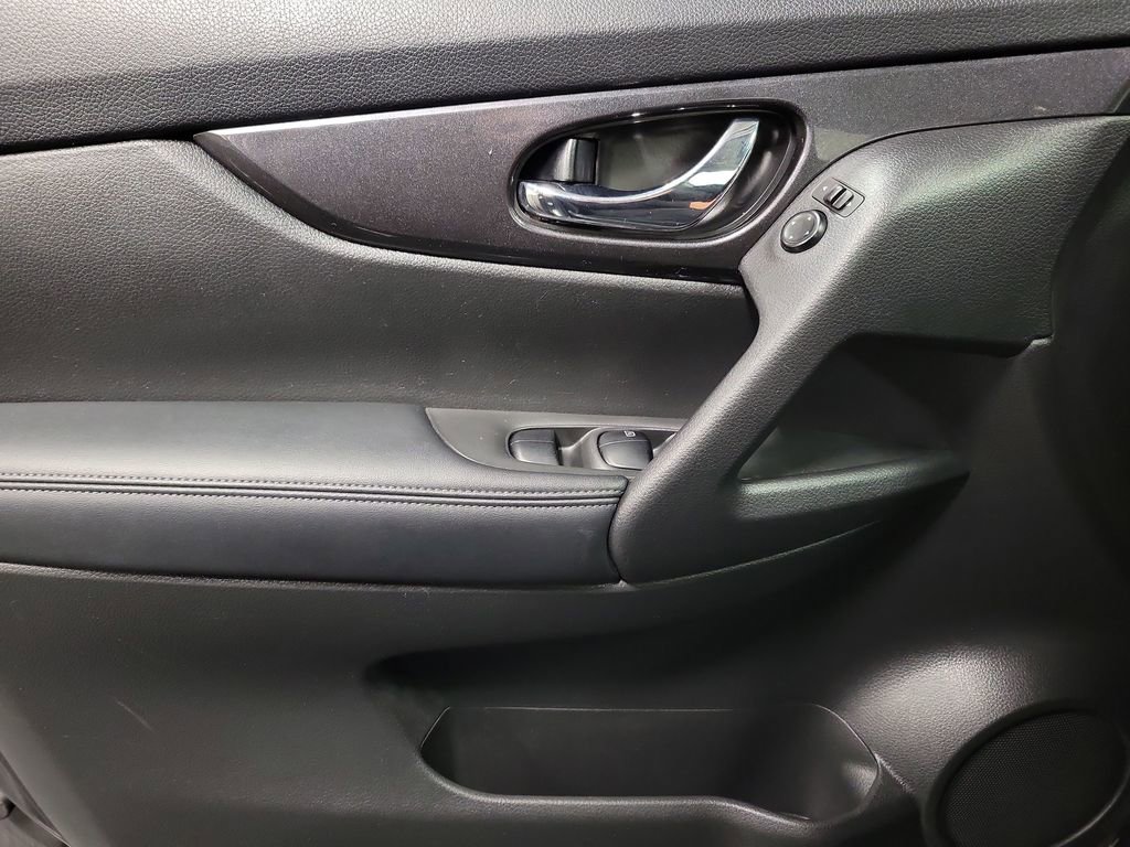 Used 2017 Nissan Rogue SV image 22