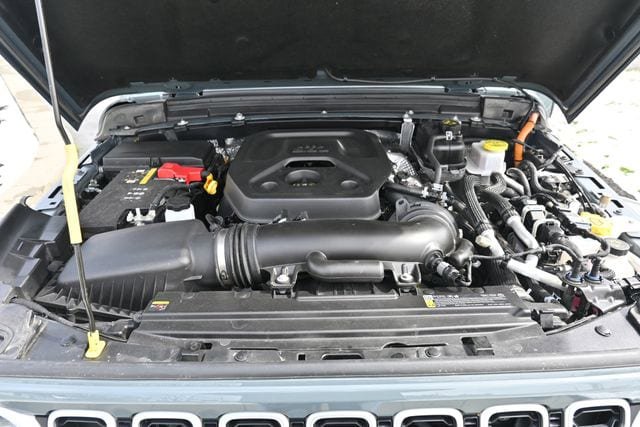 Used 2025 Jeep Wrangler Sahara AWD/4WD image 15