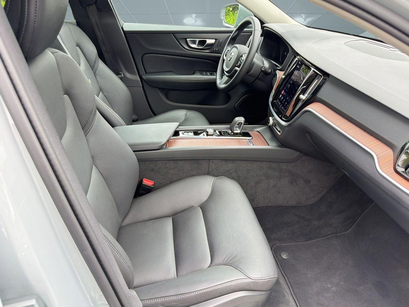 Certified 2025 Volvo V60 B5 Cross Country Plus AWD/4WD image 30