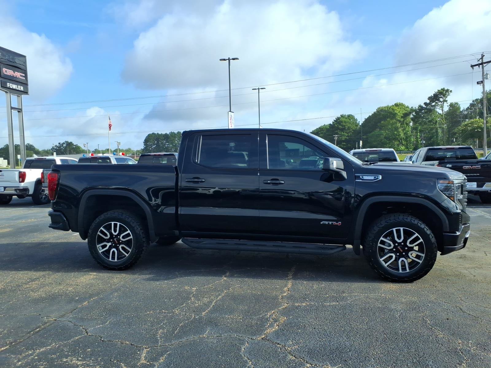 Used 2025 GMC Sierra 1500 AT4 w/ AT4 Premium Package AWD/4WD image 3
