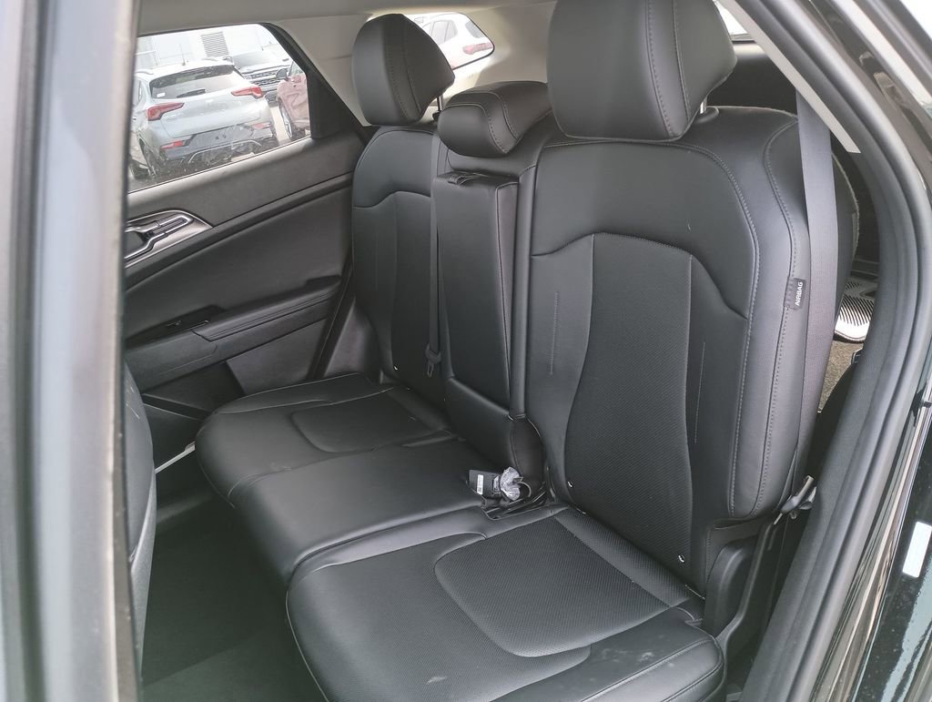 Used 2025 Kia Sportage EX image 28