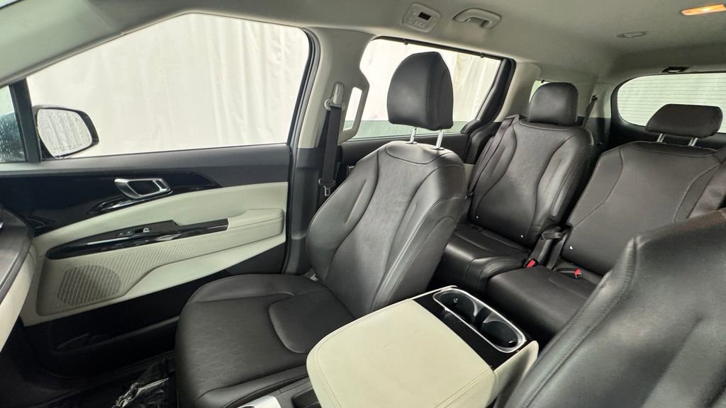 Used 2024 Kia Carnival EX FWD image 13