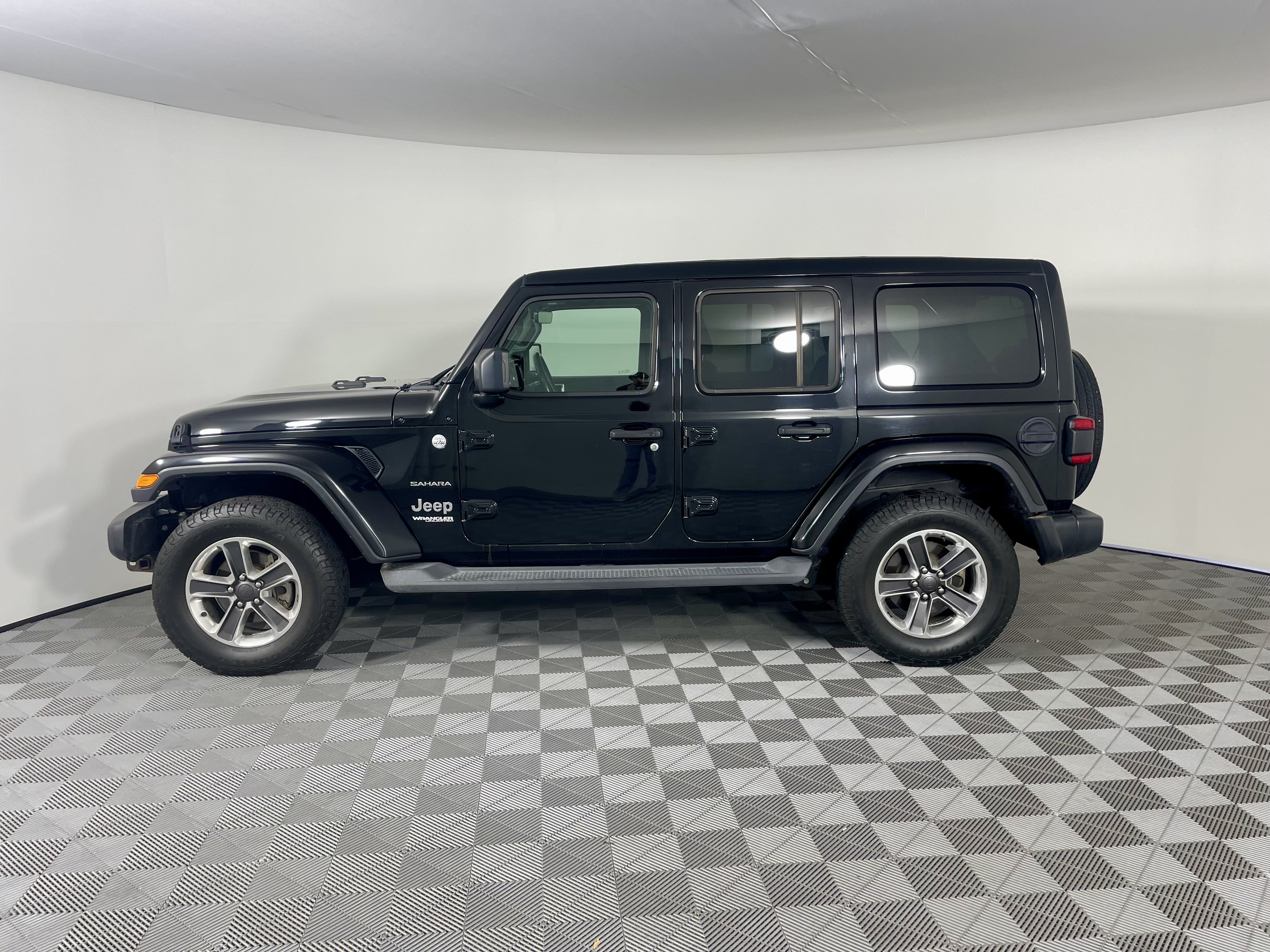 Used 2018 Jeep Wrangler Unlimited Sahara AWD/4WD image 2