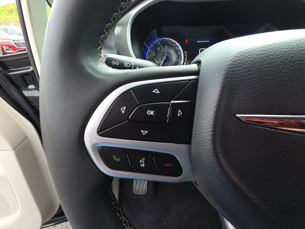 Used 2023 Chrysler Pacifica Touring-L FWD image 18