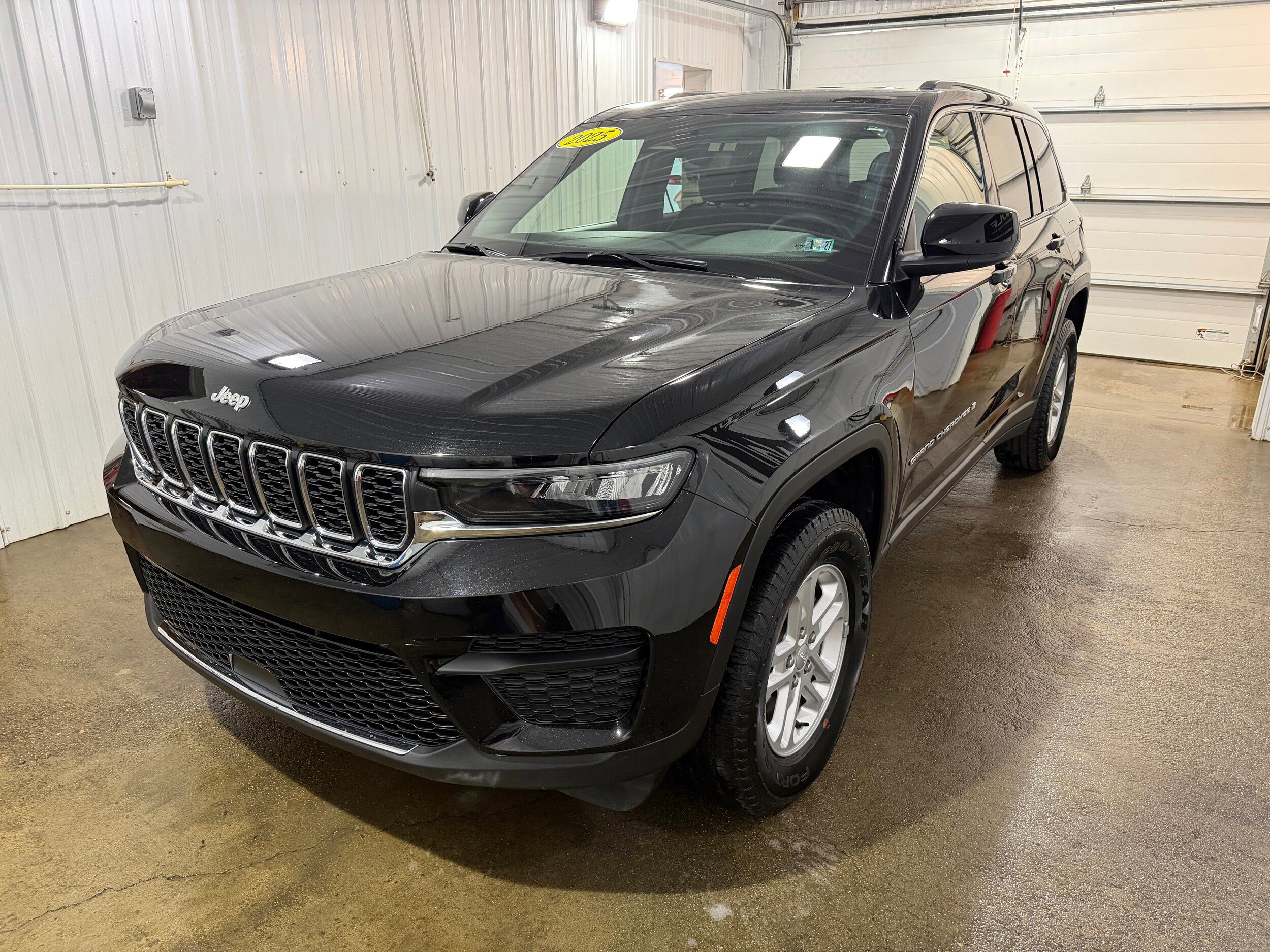 Used 2025 Jeep Grand Cherokee Laredo AWD/4WD image 4
