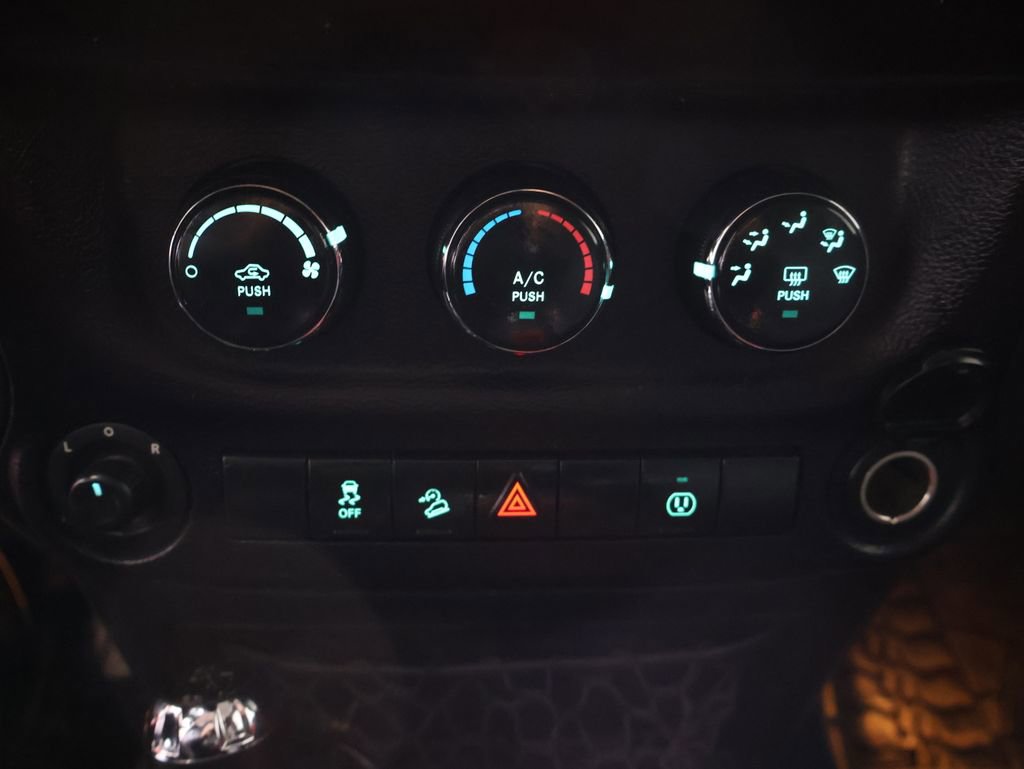 Used 2015 Jeep Wrangler Unlimited Sahara image 21