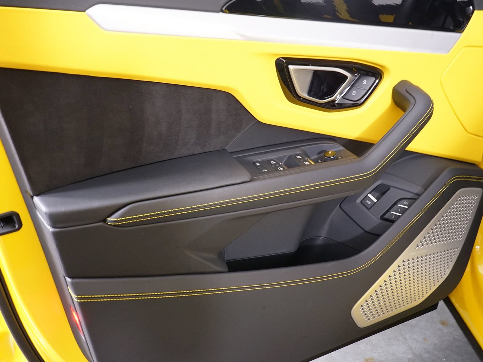 Used 2023 Lamborghini Urus S AWD/4WD image 38