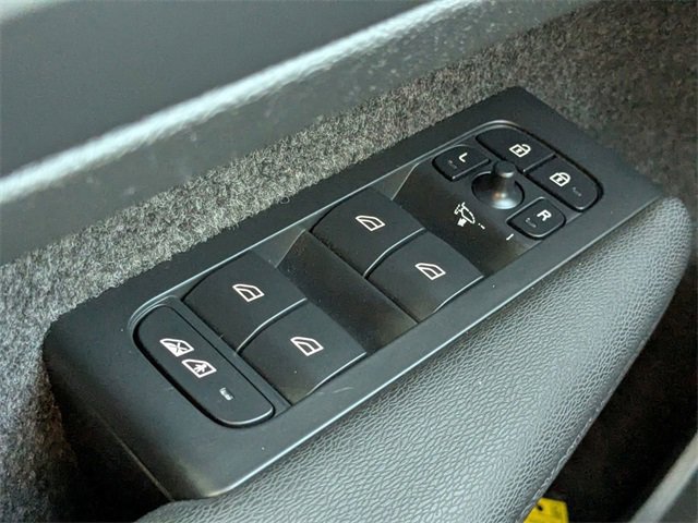 Used 2023 Volvo XC40 Recharge Ultimate image 25