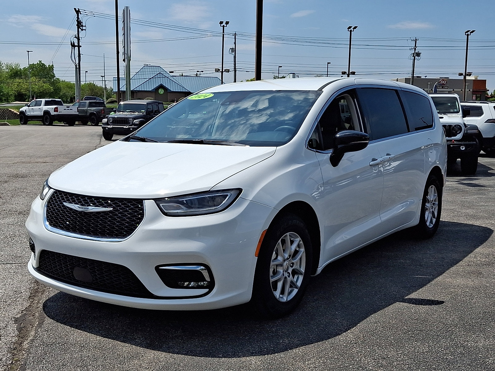 Used 2024 Chrysler Pacifica Touring-L FWD image 5