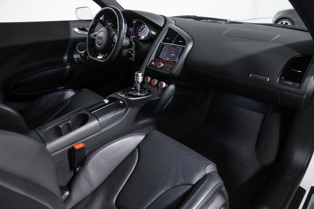 Used 2015 Audi R8 V8 w/ Extended Leather Package image 19