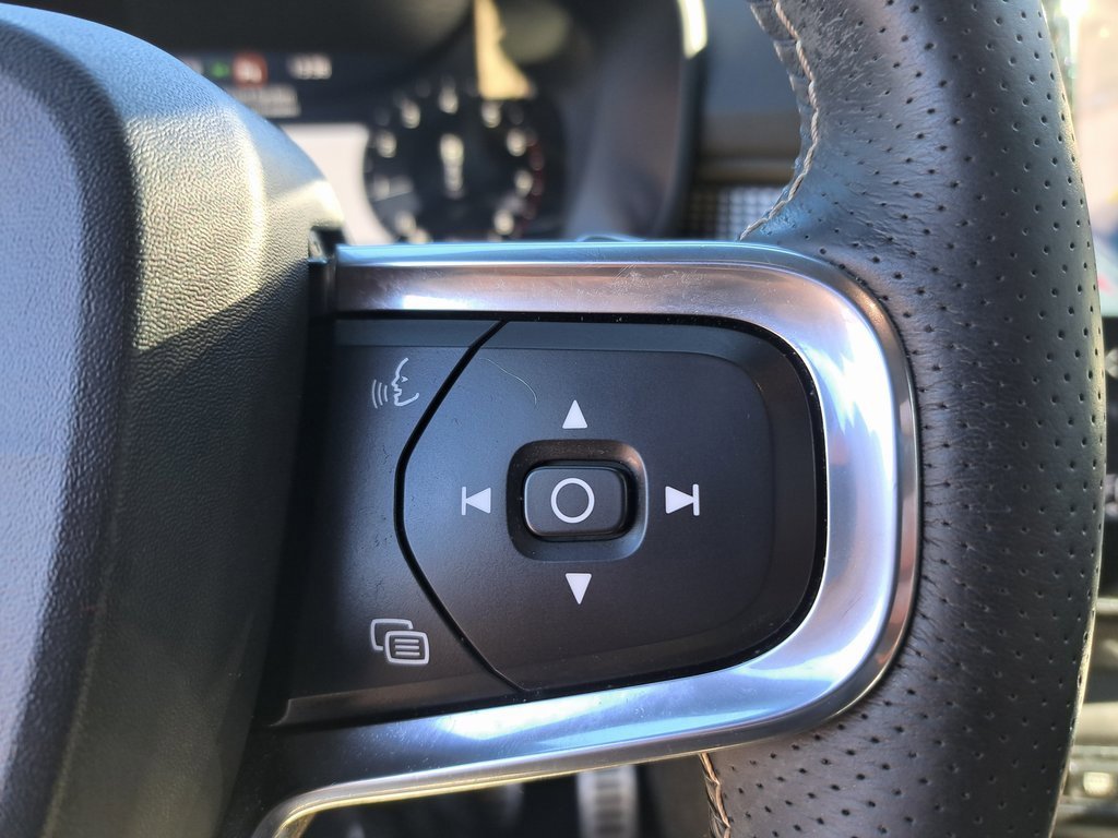 Used 2020 Volvo XC40 T5 R-Design w/ Protection Package Premier image 18