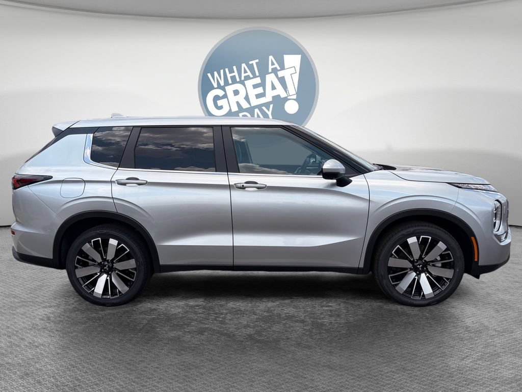 New 2026 Mitsubishi Outlander SE AWD/4WD image 2