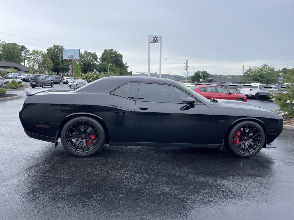 Used 2016 Dodge Challenger SRT w/ Technology Group RWD image 4