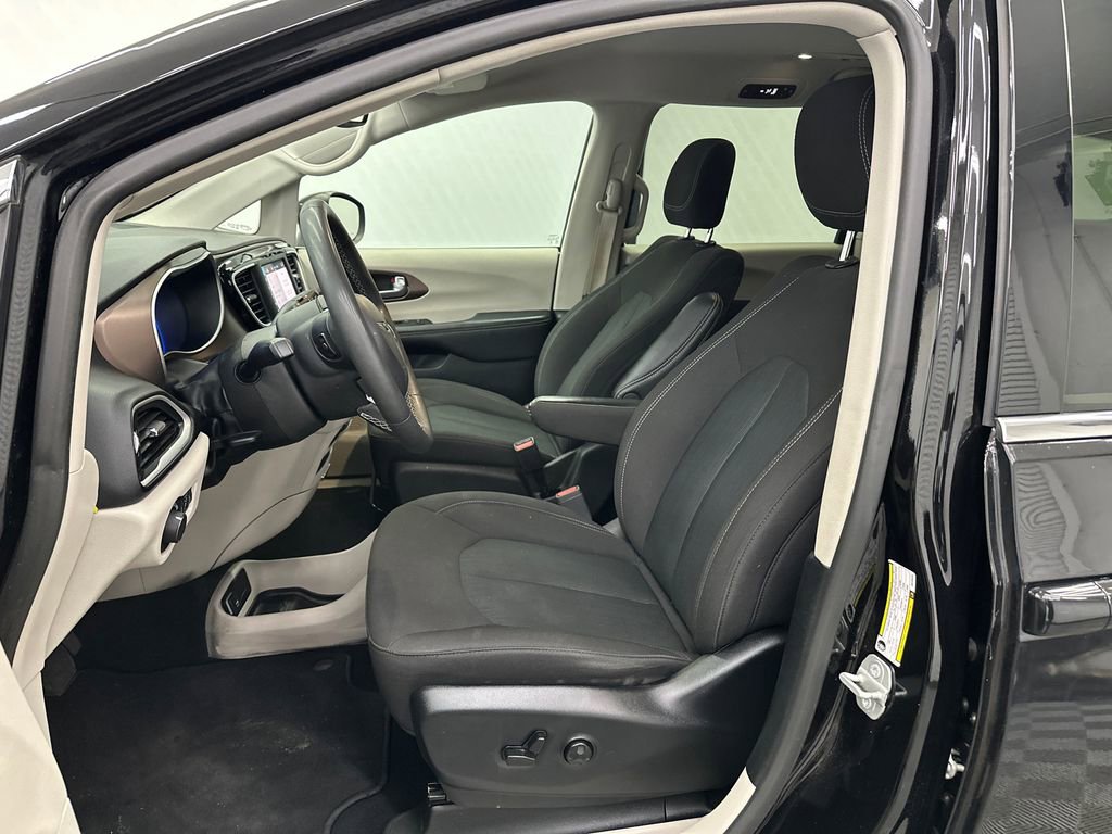 Used 2024 Chrysler Voyager LX image 9