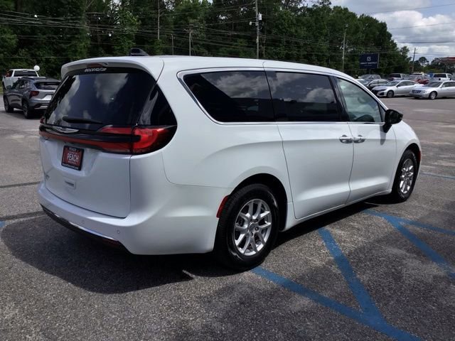 Used 2024 Chrysler Pacifica Touring-L FWD image 6