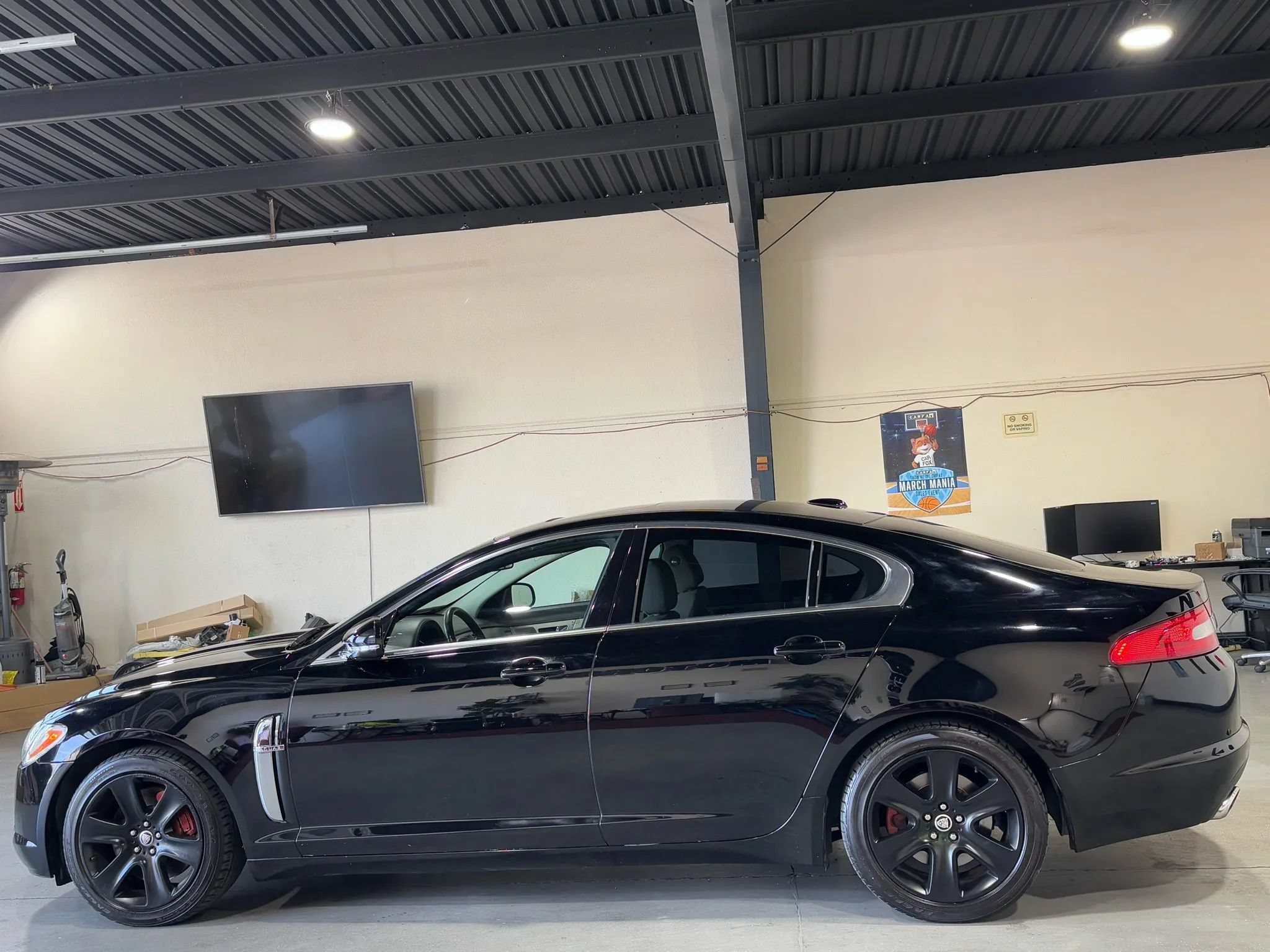 Used 2011 Jaguar XF RWD image 8