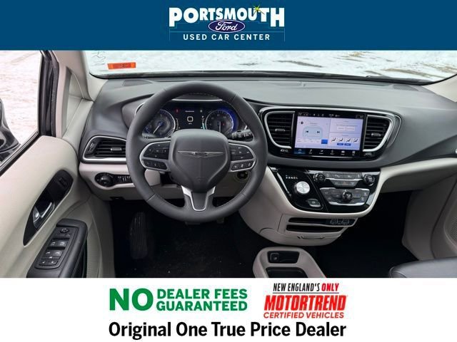 Used 2024 Chrysler Pacifica Touring-L image 7