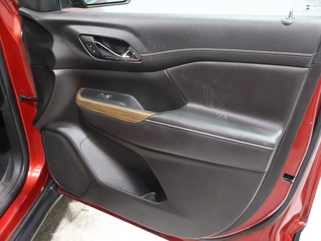 Used 2023 GMC Acadia SLE image 25