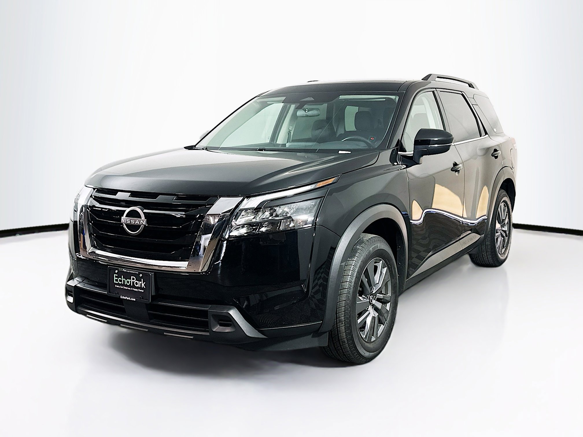 Used 2024 Nissan Pathfinder SV image 3