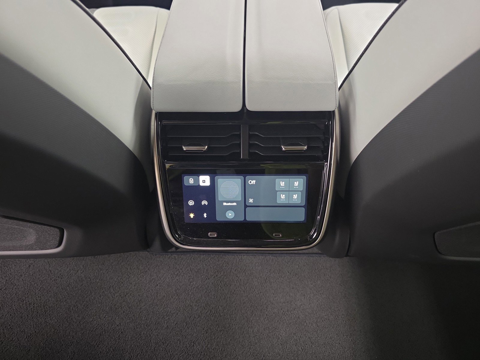 Used 2025 Rivian R1S Adventure AWD/4WD image 30