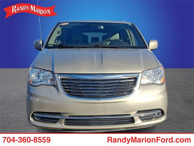 Used 2015 Chrysler Town & Country Touring image 2