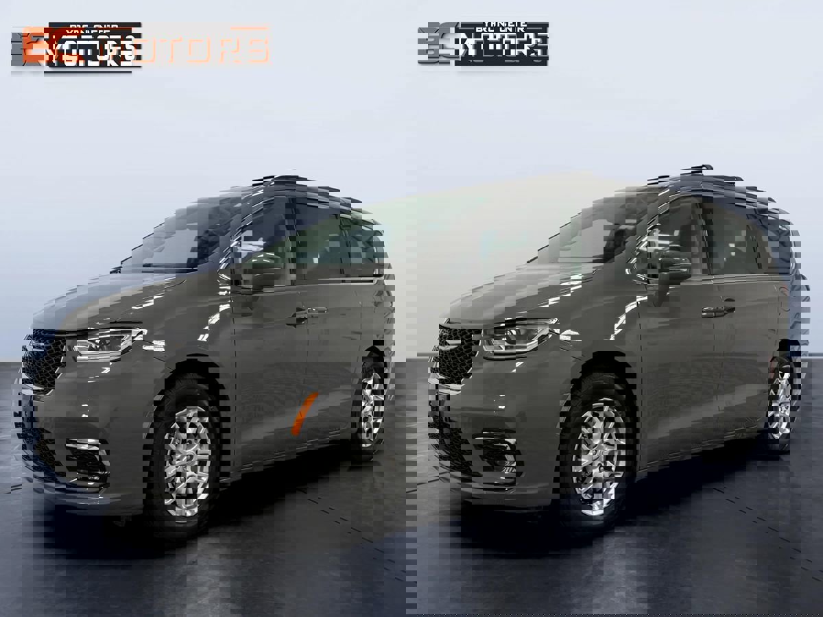 Used 2022 Chrysler Pacifica Touring-L image 2