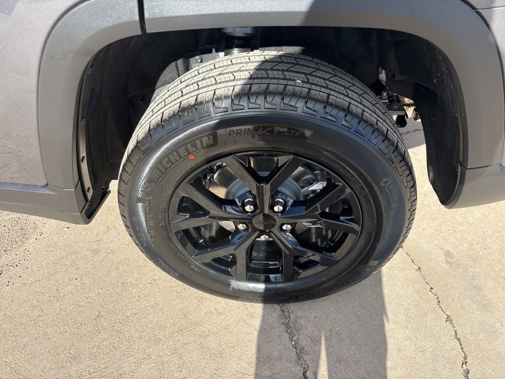 New 2025 Jeep Grand Cherokee Altitude image 10