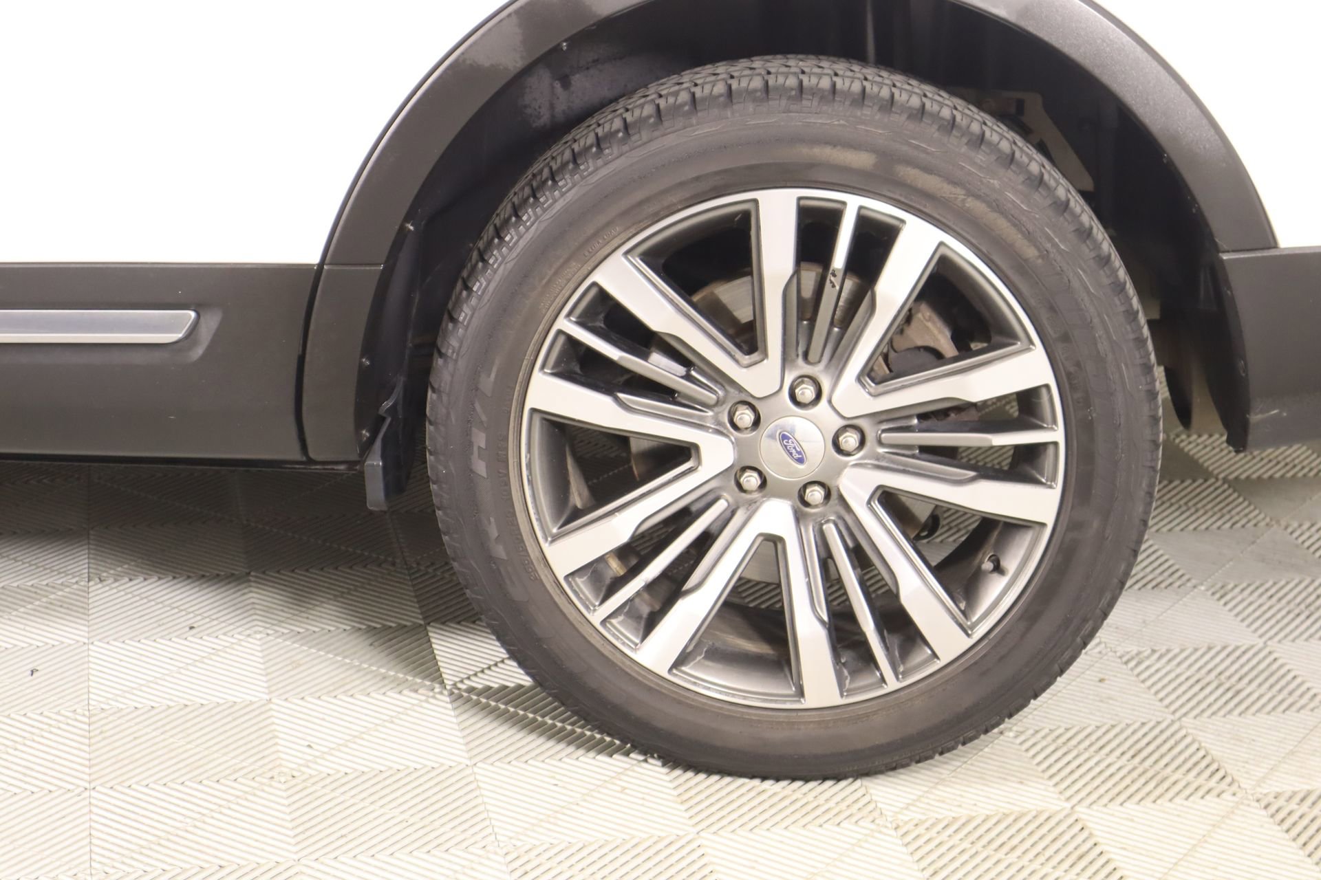 Used 2017 Ford Explorer Platinum image 22