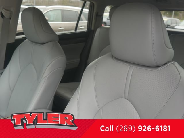 Used 2024 Toyota Highlander Limited AWD/4WD image 40