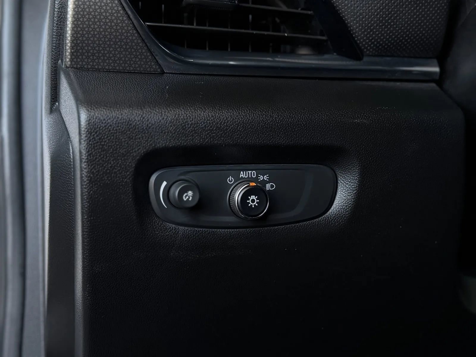 Used 2023 Chevrolet Traverse Premier w/ Redline Edition AWD/4WD image 33