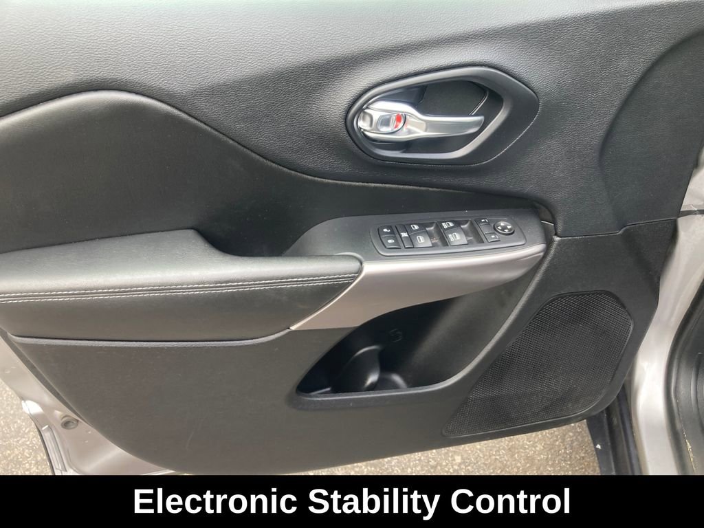Used 2019 Jeep Cherokee Latitude Plus w/ Cold Weather Group AWD/4WD image 13