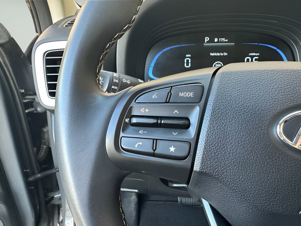 Used 2025 Hyundai Venue Limited image 15