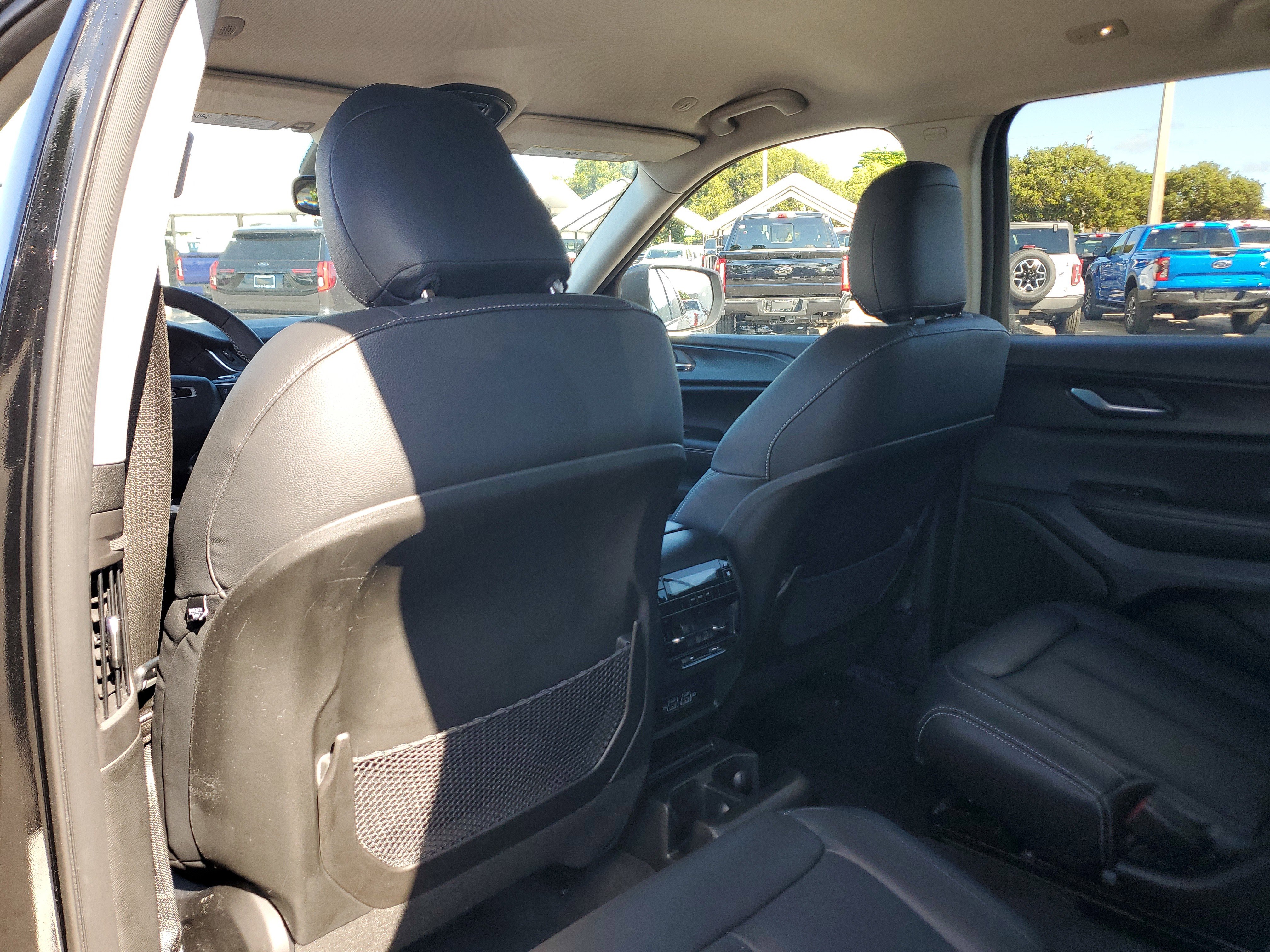 Used 2023 Jeep Grand Cherokee L Laredo image 27