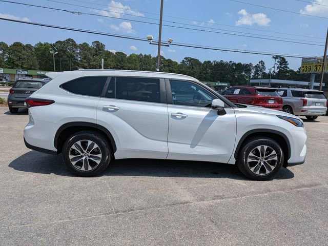 Used 2023 Toyota Highlander XLE image 3