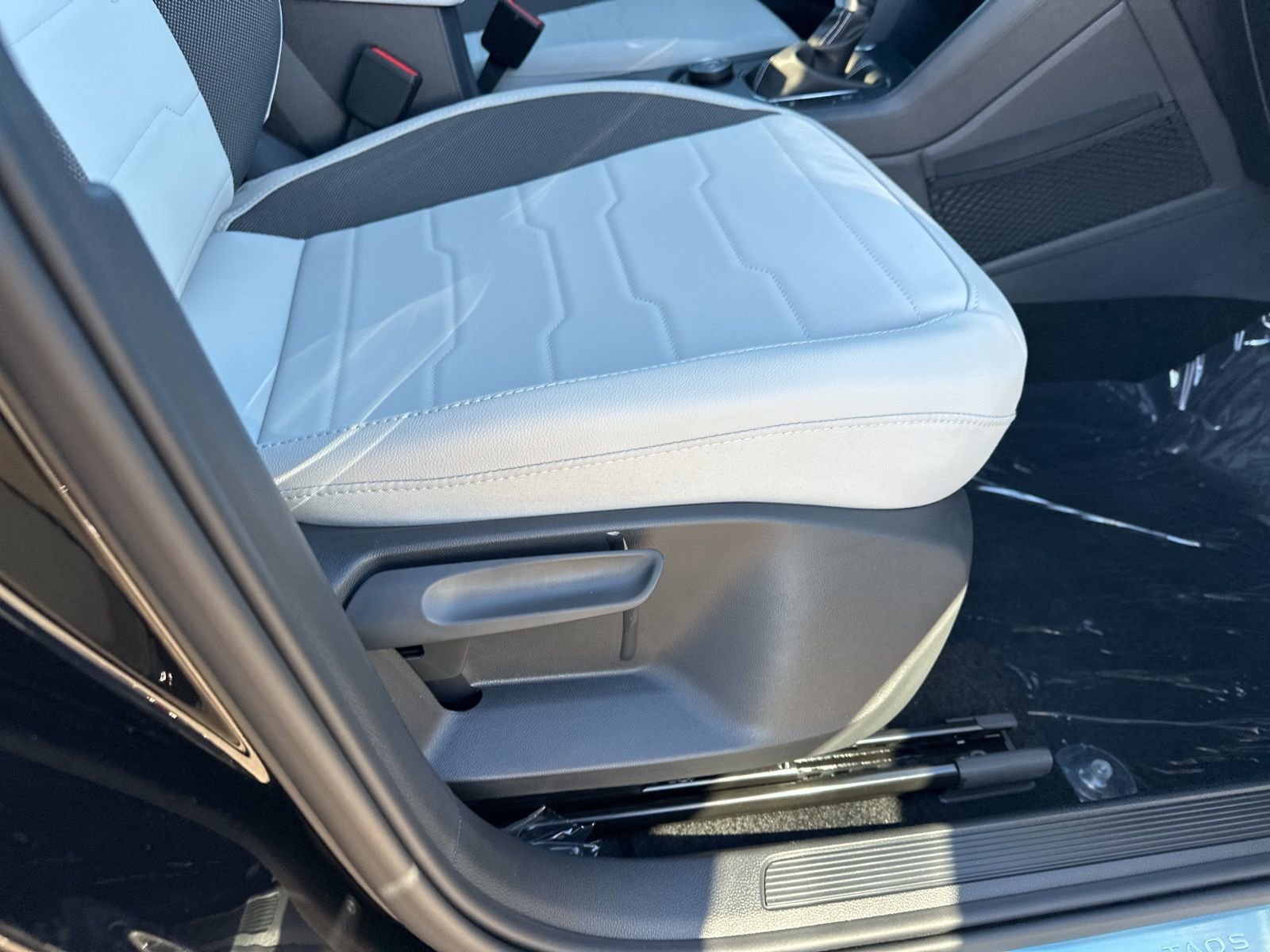 New 2026 Volkswagen Taos SE image 29