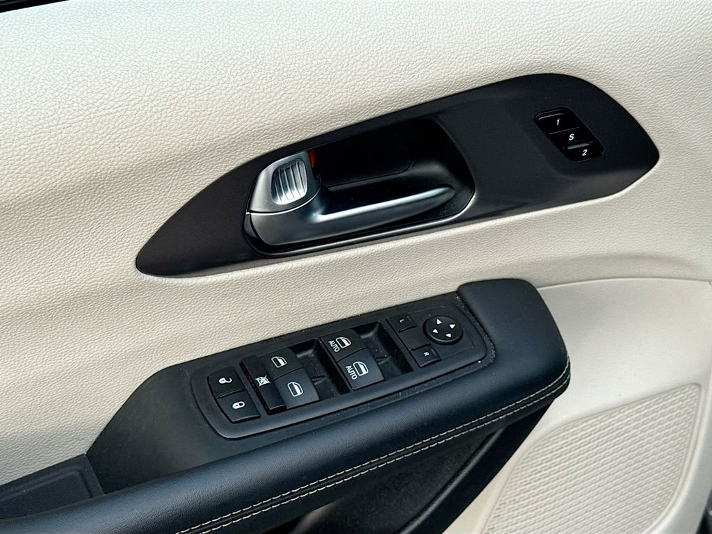 Used 2023 Chrysler Pacifica Touring-L FWD image 19
