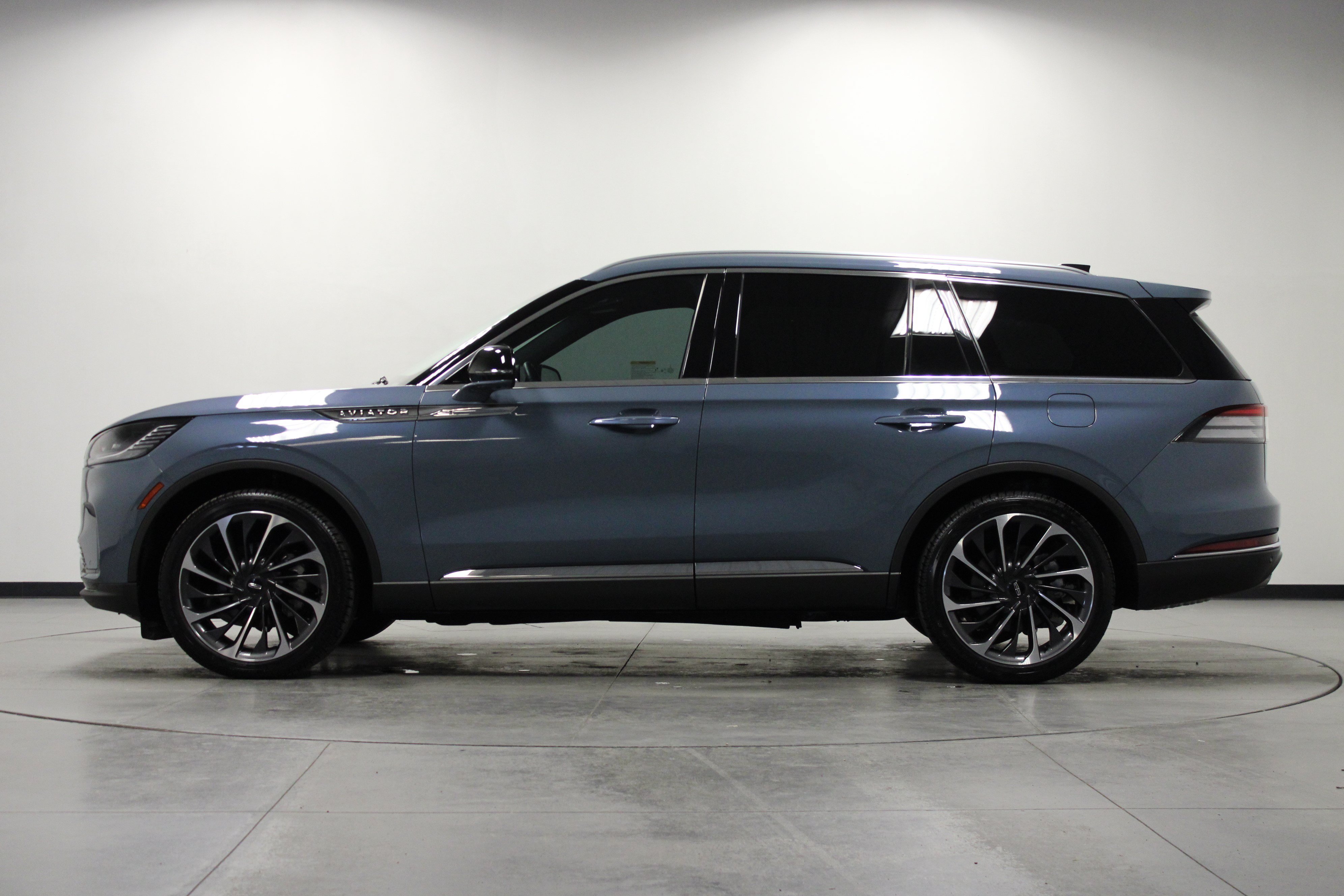 Used 2025 Lincoln Aviator Reserve w/ Luxury Package RWD image 7