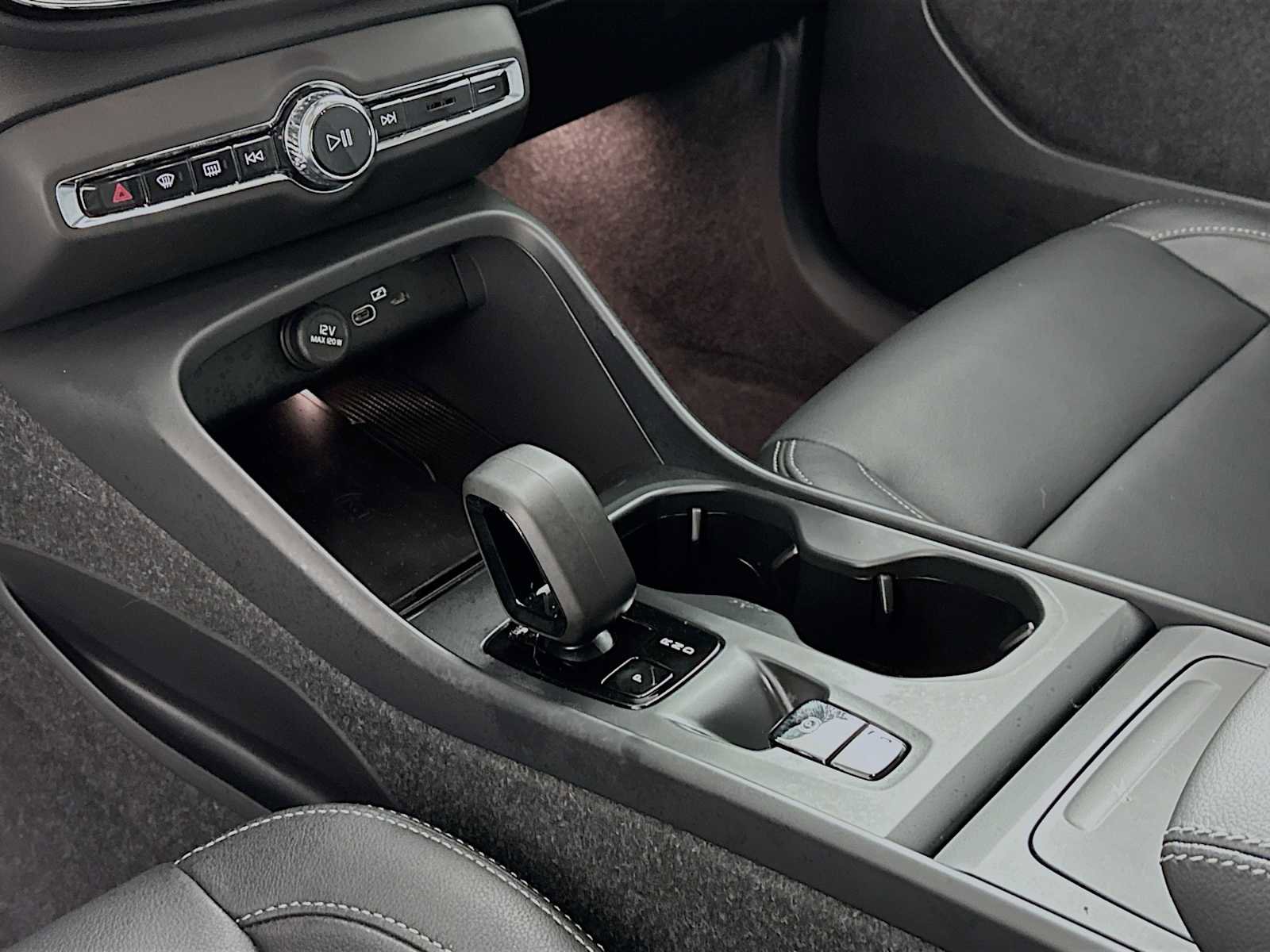 Used 2025 Volvo XC40 B5 Core w/ Protection Package Premier image 16